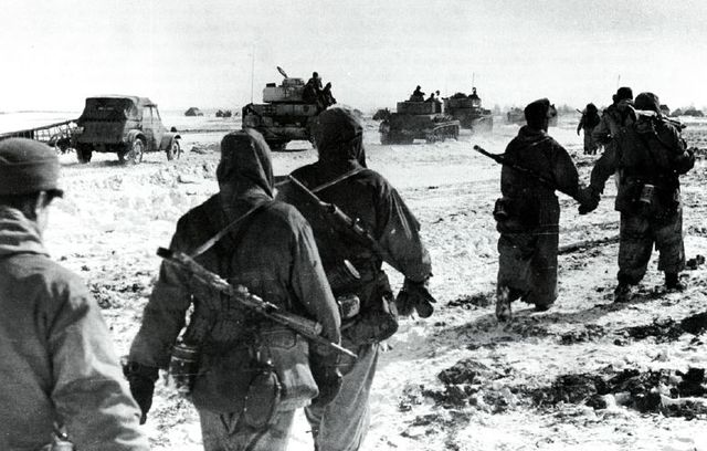 Columna blindada junto a panzergrenadieren de la Wiking en retirada ante el arrollador avance soviético en Ucrania. Febrero 1944