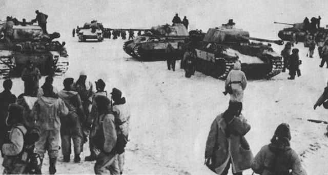 Bolsa de Cherkassy. Una columna de Panthers e infantería de la agrupación Bäke, es enviada para liberar a las tropas cercadas por los soviéticos. El carro a la izquierda de la imagen es un Tiger I. Febrero de 1944