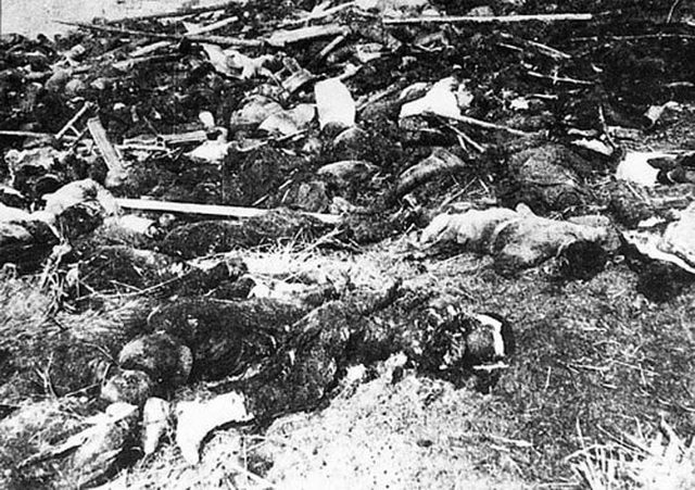 Cuerpos de chinos masacrados y quemados por tropas japonesas