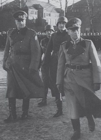 Como comandante del Heeresgruppe B, durante una de sus frecuentes visitas de inspección