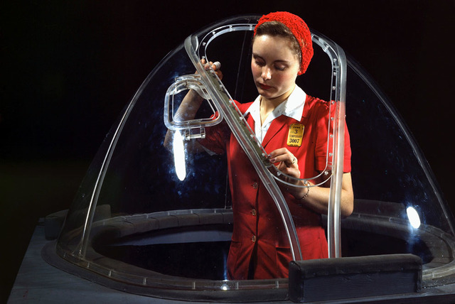 Esta chica trabaja poniendo el  cristal en la sección de nariz del bombardero de un B-17F en Long Beach, California