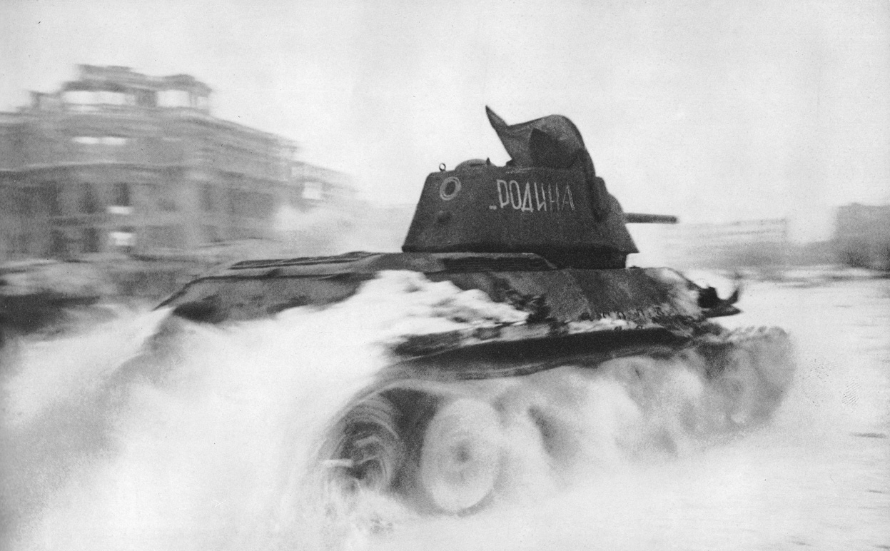  Un tanque T-34 atravesando la Plaza de los Combatientes Caídos en Stalingrado
