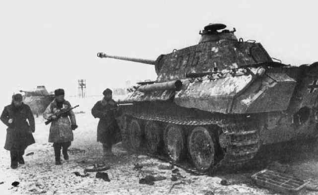 Soldados soviéticos observan a un carro Panther de la 5ª SS Pz. Div. Wiking puesto fuera de combate durante los combates en la bolsa de Korsun-Cherkassy. Febrero de 1944