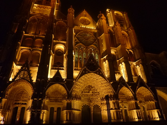 Ruta por los Castillos del Loira - Blogs de Francia - Barcelona - Bourges (2)