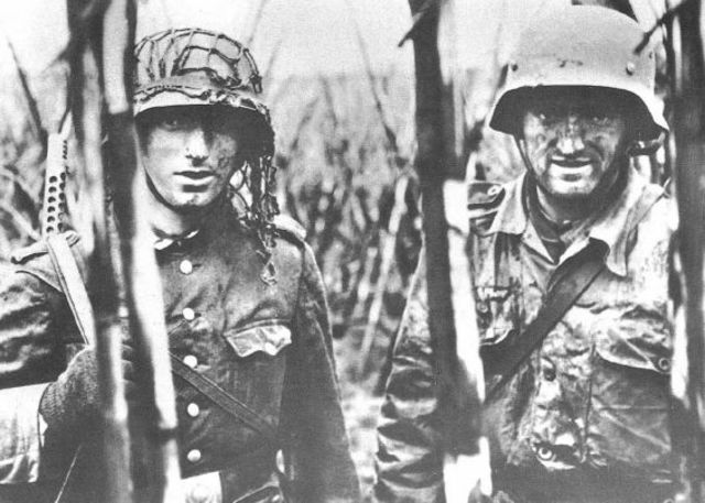 Combatientes alemanes en Anzio. El soldado de la izquierda tiene un subfusil italiano Beretta M38A