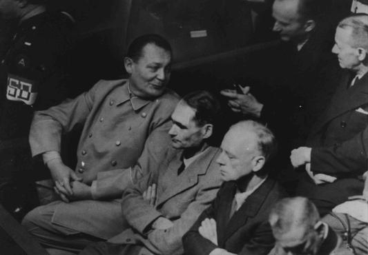 Herman Goering se da vuelta para hablar con Karl Doenitz durante el juicio de Nuremberg