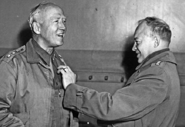 Eisenhower colocando a Patton la tercera estrella de Teniente General. En esos momentos Patton había asumido el mando del II Cuerpo en Túnez a raíz desastre del Paso de Kasserine. 13 de marzo de 1943