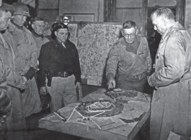 En el Cuartel General de la 5ª División de Infantería en Preny, Francia, el 11 de noviembre de 1944. El general Irwin explicando al general George Marshall, derecha, la situación de las tropas. A la izquierda Walton Walker del XX Cuerpo y George Patton