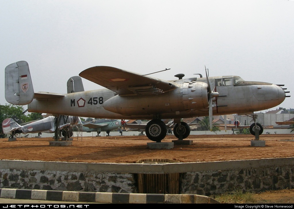 North American B-25J-27NC número de Serie 108-33674 M-458 conservado en el Indonesian Air Force Museum en la Isla de Java, Indonesia
