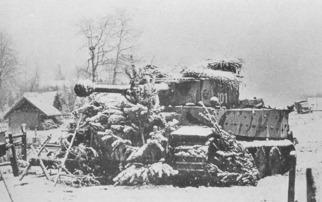 Nevel, enero de 1944. Tiger del S. Pz. Abt. 502 camuflado y cubierto de nieve