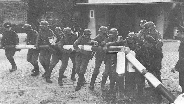 Tropas alemanas ayudados por guardias fronterizos, quitan las barreras en la frontera germano-polaca. 1 de septiembre de 1939