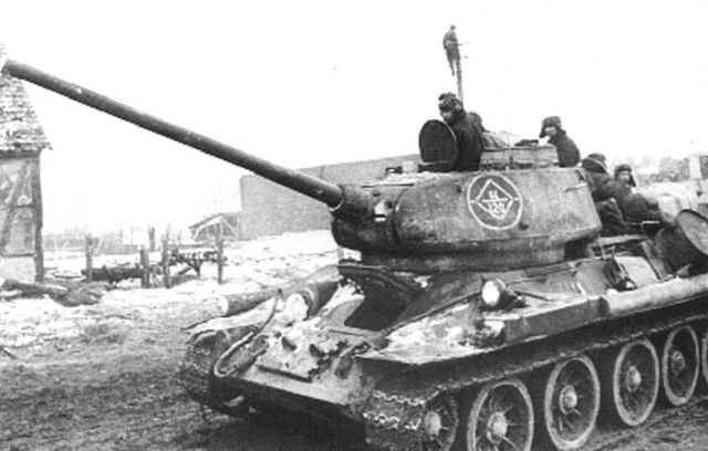 T-34 85 del 1er Frente Bielorruso en las afueras de Berlín. Abril de 1945