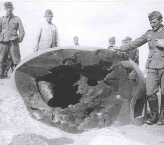 El fuego concentrado y quemarropa de los Flak de 88 mm alemanes ha destrozado esta cúpula en Fort Eth