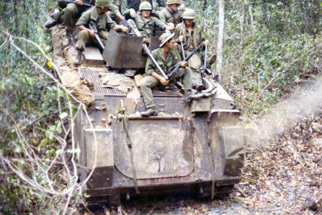 Miembros de la 25ª División de Infantería en un vehículo blindado M113