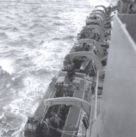27 de diciembre de 1941, comienza la Operación Archery. El 3er Comando a bordo de las lanchas de desembarco colgadas de los pescantes del HMS Leopold, esperando la orden de inicio de la operación