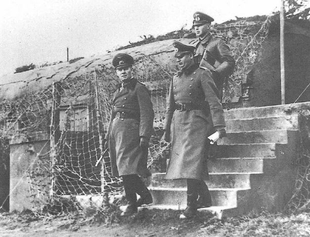 El Generalfeldmarschall Rommel inspeccionando las fortificaciones de la Muralla del Atlántico. Primavera de 1944