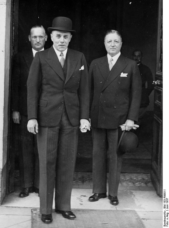 Coronel alemán Hans Speidel, el general Ludwig Beck, y el teniente general Erich von Kühlenthal en la embajada alemana en París, Francia, junio 1937