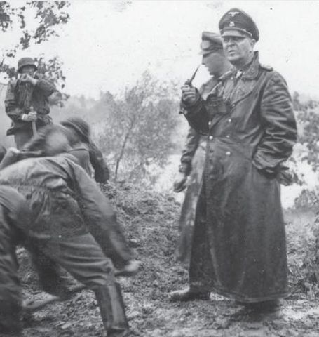 SS Gruppenführer Theodor Eicke. El Kampfgruppe Eicke resistió fanáticamente en el extremo occidental de la bolsa de Demyansk