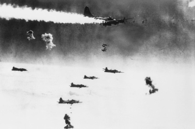 Marzo del 44 los ataques diurnos a la ciudad de Berlín se realizaban a diario. La foto muestra un bombardero tipo B-17 Flying Fortress