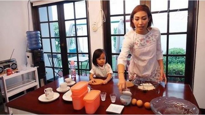 Dapur rumah Ayu dan Regi (YouTube/MrsAyuDewi)