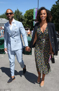 4_DD75_FC000000578-5909231-_Dapper_Complementing_Rochelle_s_stylish