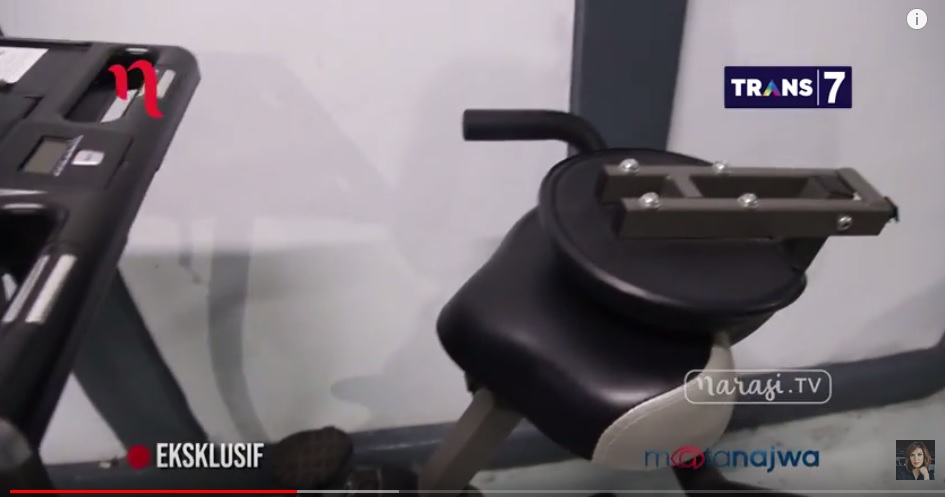 Alat gym di kamar Luthfi Hasan