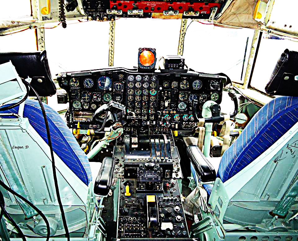 Cabina_del_Hercules_C-130_Samurai_01.jpg