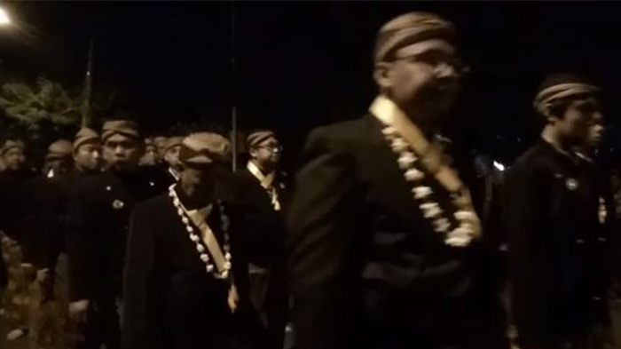 Barisan pria mengenakan beskap lengkap saat mengikuti kirab.