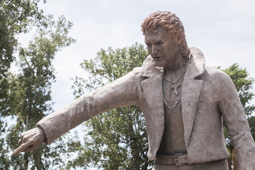 https://s22.postimg.cc/6itay21jl/semi-exclusif-les-fans-johnny-hallyday-decouvrent-statue-leur-id.jpg