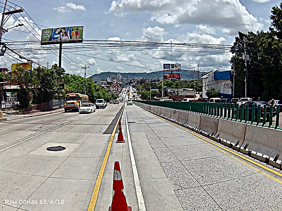 Frente_al_mercado_Jacaleapa_llegando_a_la_Kennedy.jpg