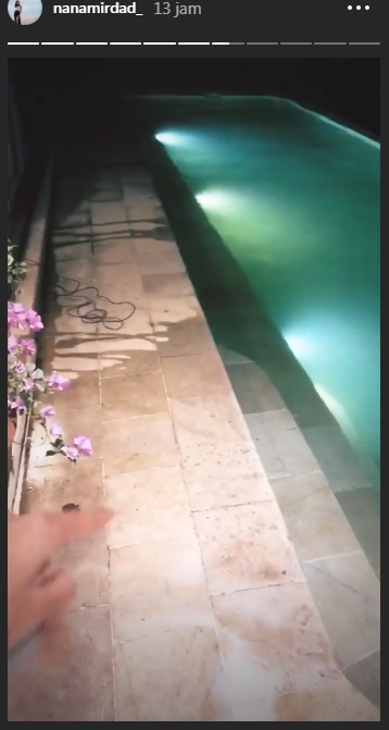 Kolam renang rumah Nana Mirdad pasca gempa yang mengguncang Lombok dan terasa hingga ke Pulau Bali