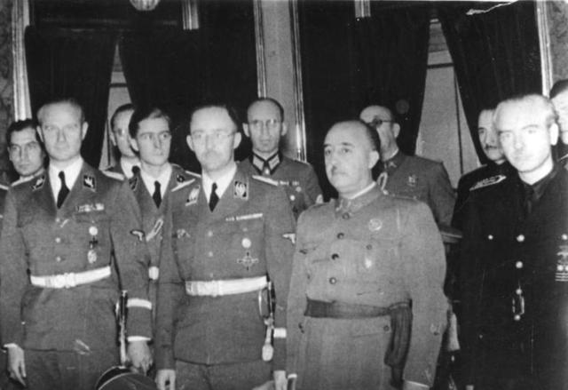 Visita de Himmler a España, octubre de 1940. Peiper está entre Karl Wolff y Himmler. A la derecha, el general Franco y Ramón Serrano Suñer, Ministro de Asuntos Exteriores español