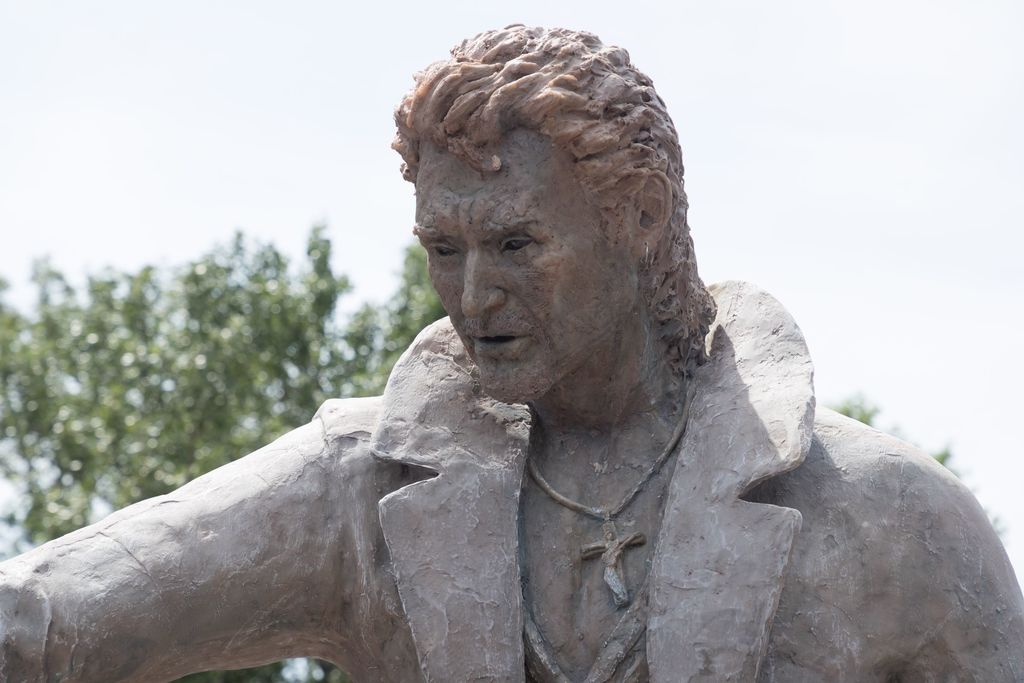 https://s22.postimg.cc/hiei9ghm9/semi-exclusif-les-fans-johnny-hallyday-decouvrent-statue-leur-id.jpg