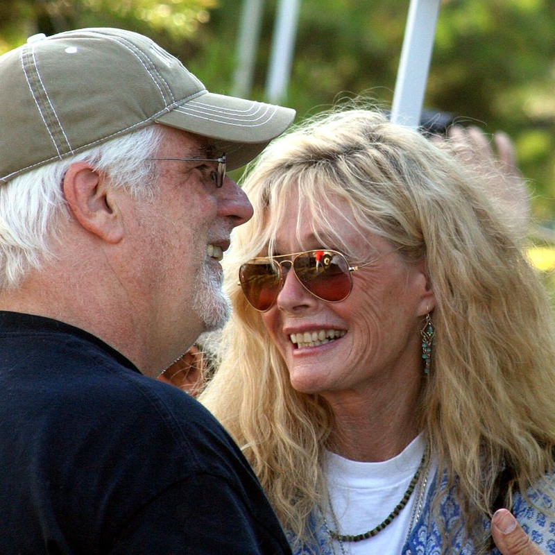 Kim_Carnes_with_Mike_Mac_Donald-2008-wiki-misterfixit-at-english-.jpg