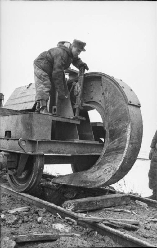 Tropas alemanas usan un Schwellenpflug para destruir las vías del tren mientras se retiran del territorio soviético, 1944