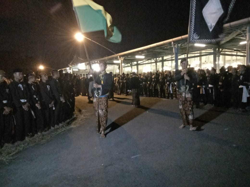 Barisan paling depan adabendera pareanom dan bendera tulak.