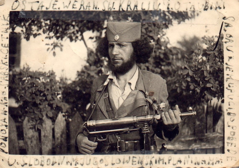 [Слика: 1944_Stojanovic_M_Rade_with_MP40_Submachine_Gun.jpg]