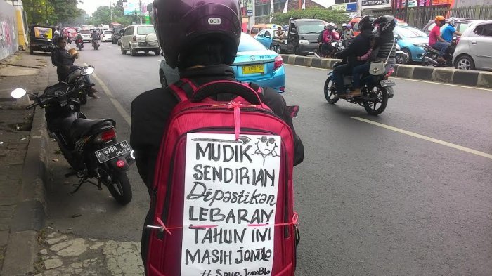 https://s22.postimg.cc/pzf913075/seorang-pemotor-pasang-tulisan-unik-di-tas-ranselnya-20170621-15.jpg