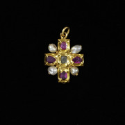 3_Cross_pendant_gold_with_rubies_and_pearls_Ger