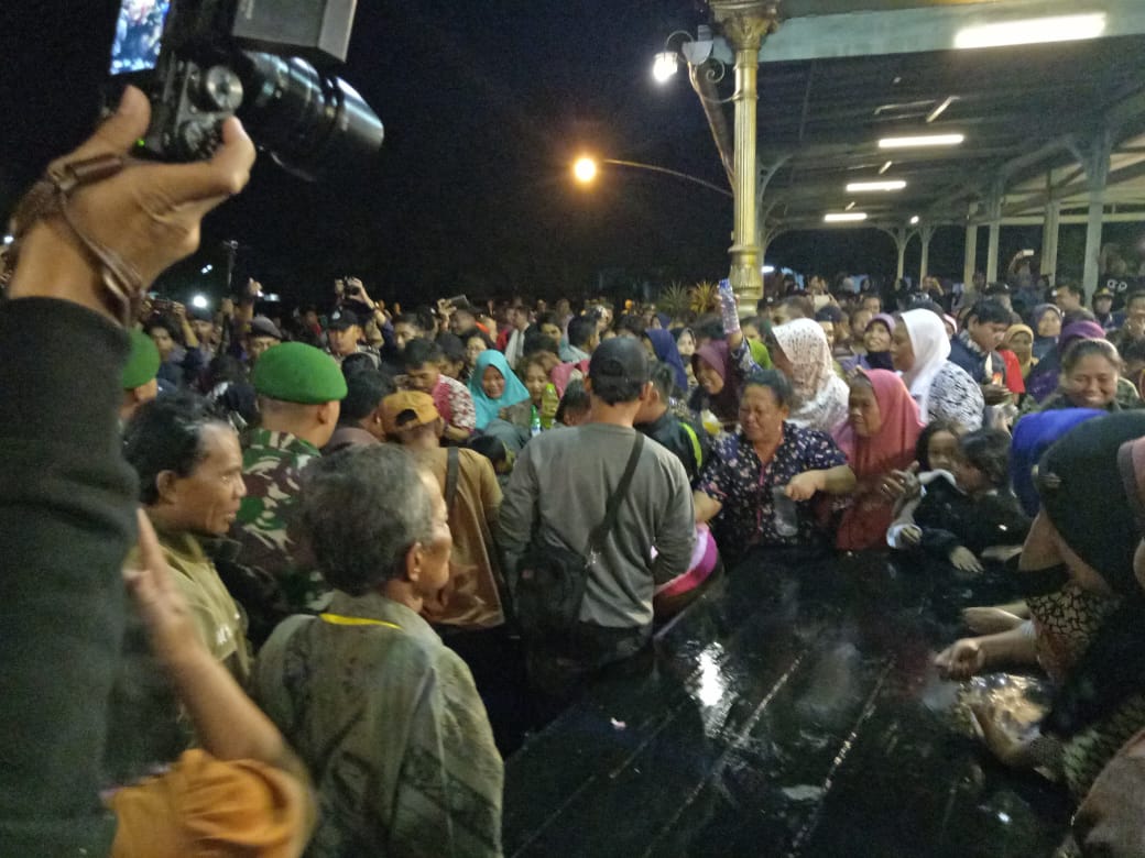 Warga berebut air jamasan pusaka