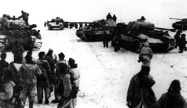Carros Panther y Tiger del Panzer Regiment Bäke durante los combates en la bolsa de Korsun-Cherkassy