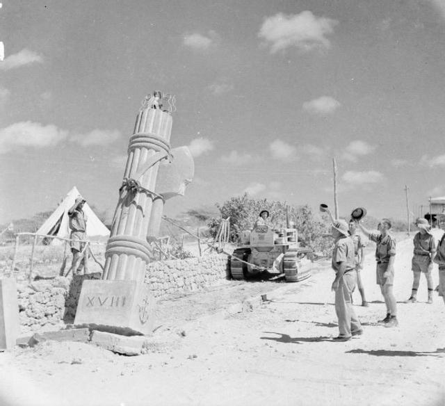 Tropas británicas usando un bulldozer para derribar un monumento fascista en Kismayu. Abril de 1941