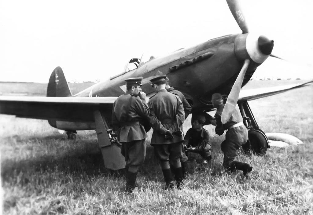 Un Yak-3 del regimiento Normandy-Nieman en el aeropuerto de Stuttgart está siendo atendido por técnicos soviéticos antes de trasladarse a Francia